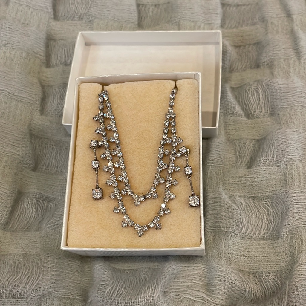 Beautiful Silver Tone Rhinestone Necklace And Earring Set